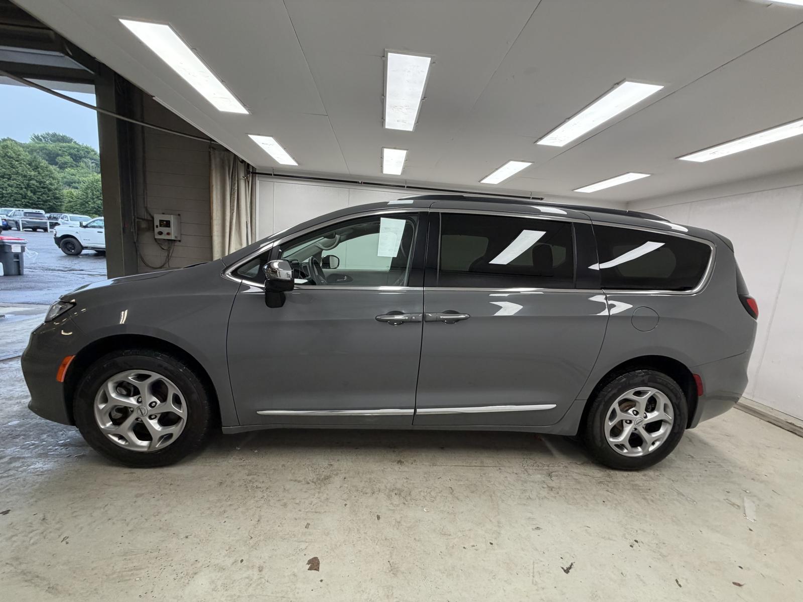 Chrysler Pacifica Limited 2023 — photo 8