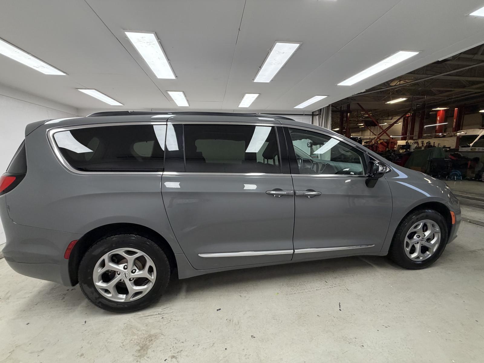 Chrysler Pacifica Limited 2023 — photo 4