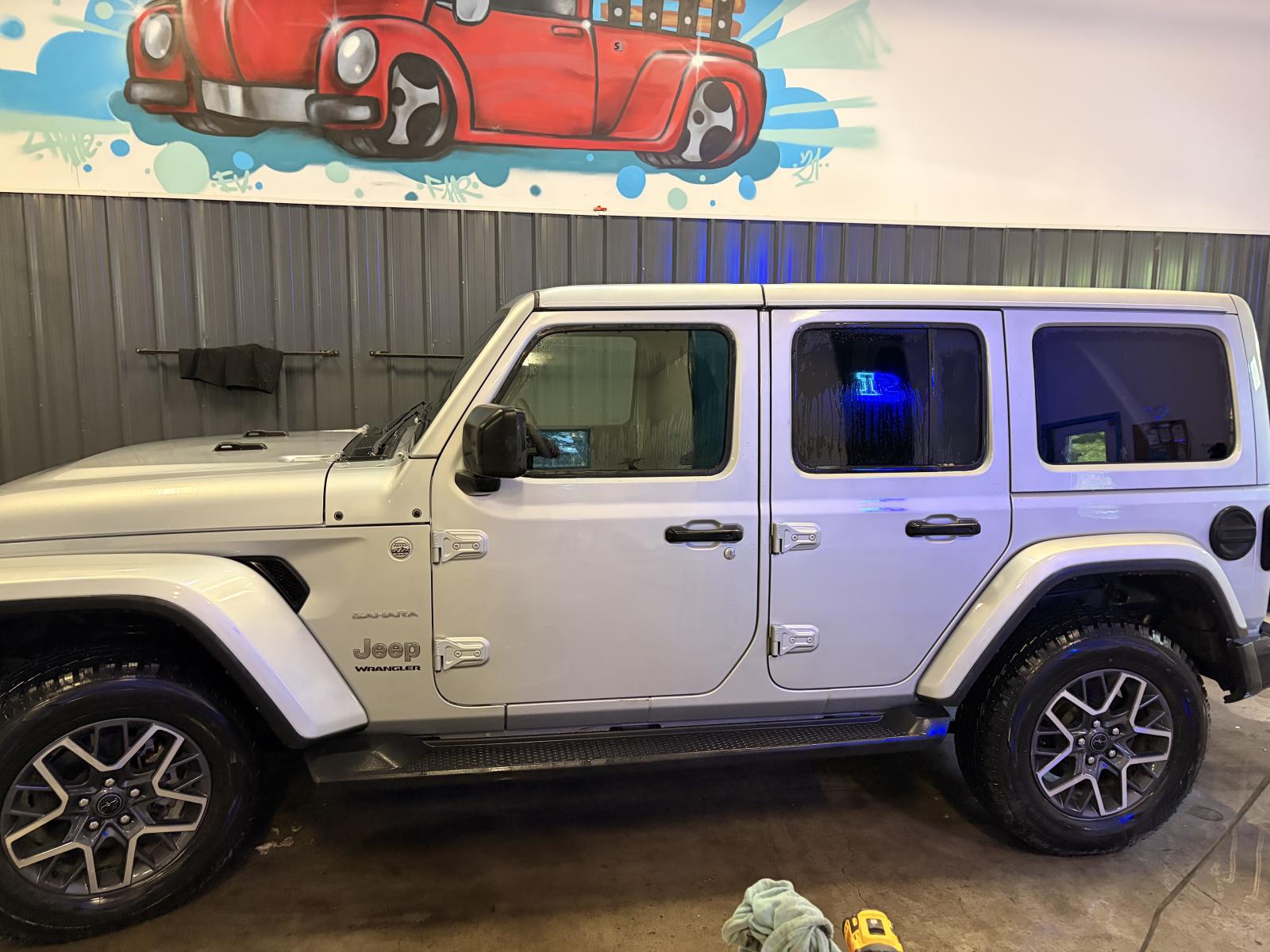 Jeep Wrangler Sahara 2024 — photo 7
