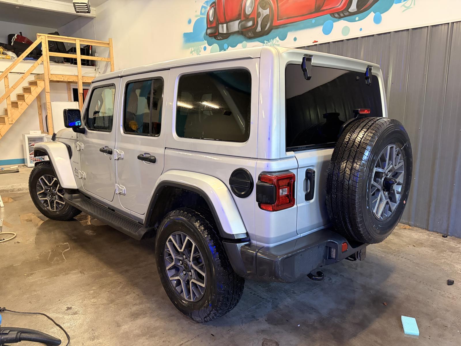 Jeep Wrangler Sahara 2024 — photo 6