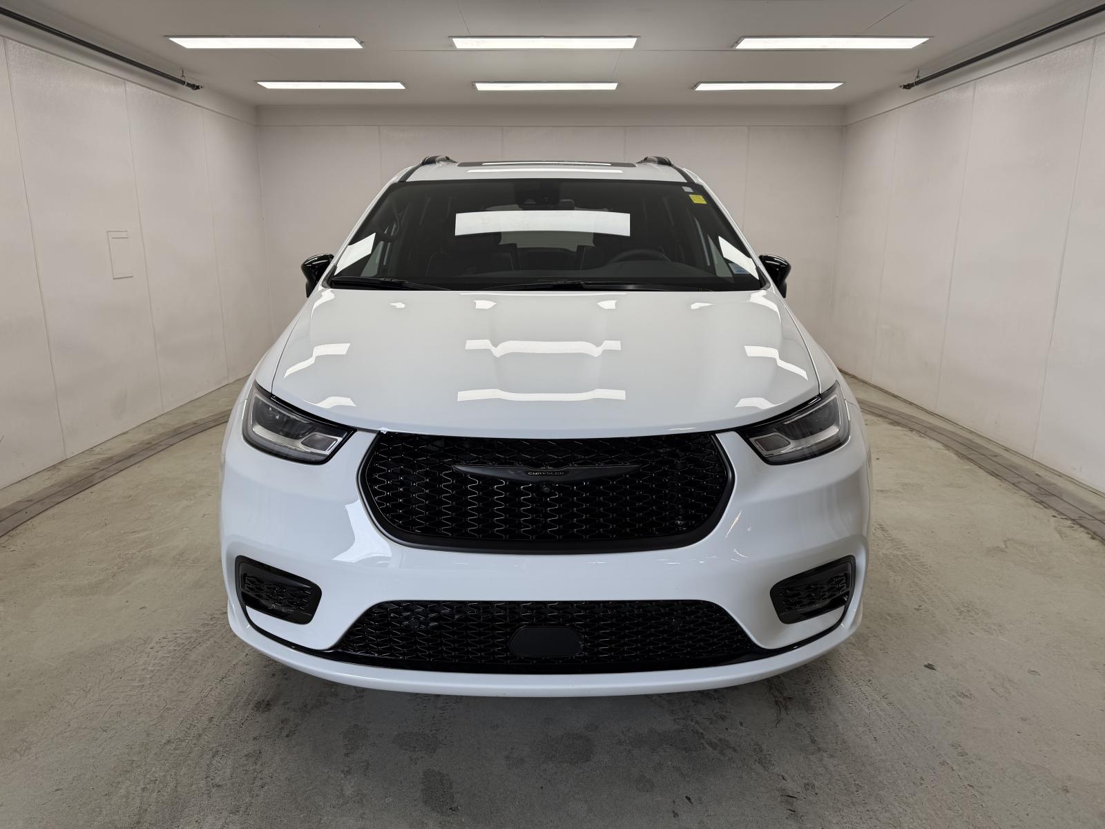 Chrysler Pacifica Select PHEV 2024 — photo 2