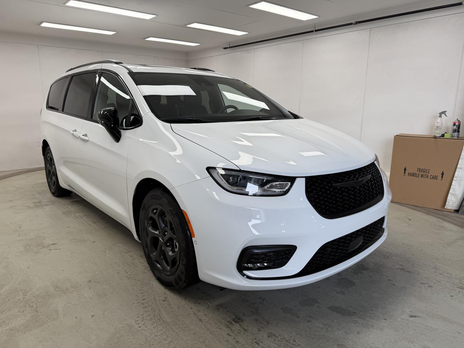 Chrysler Pacifica Select PHEV 2024 — photo 3