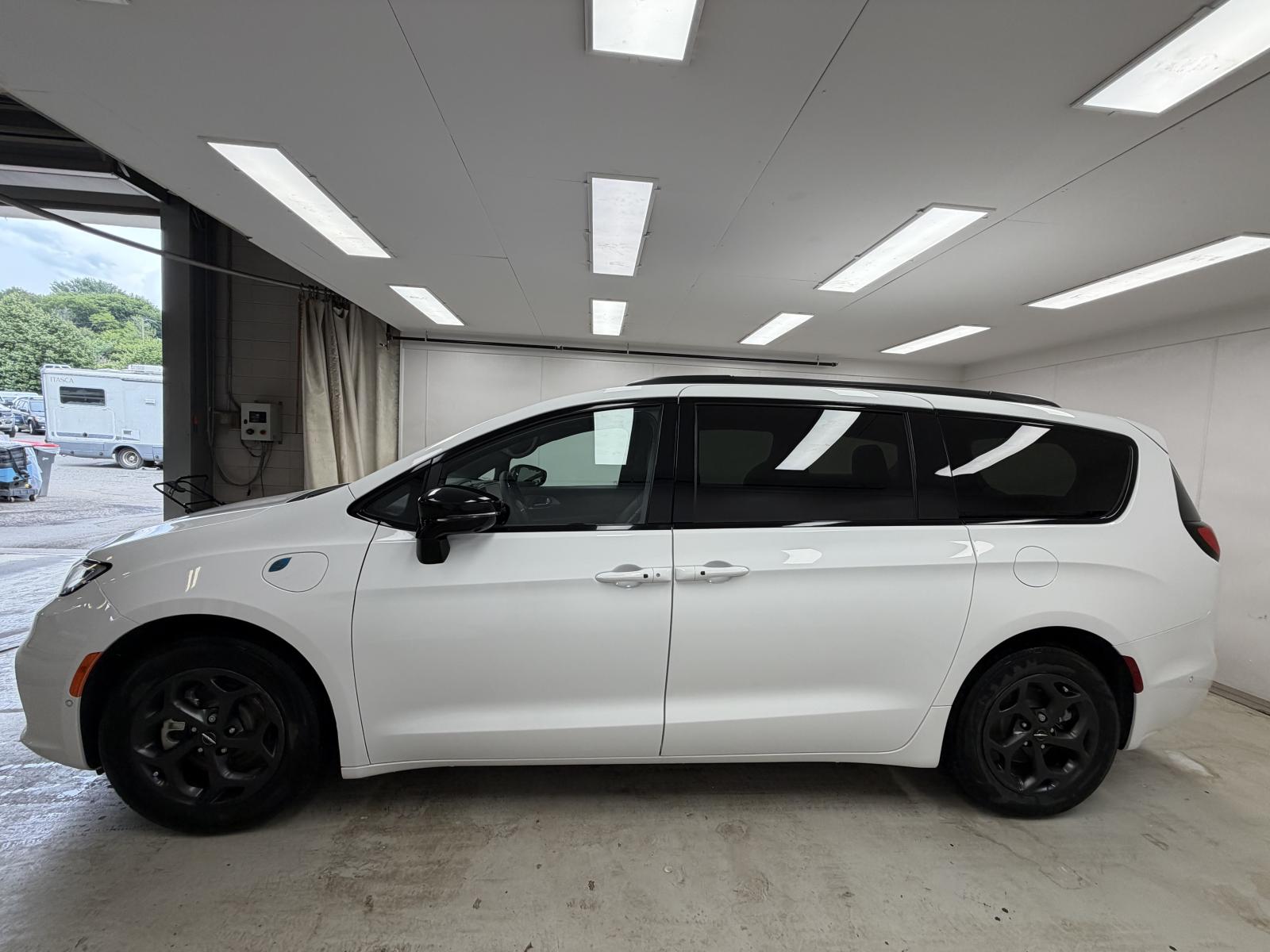 Chrysler Pacifica Select PHEV 2024 — photo 8