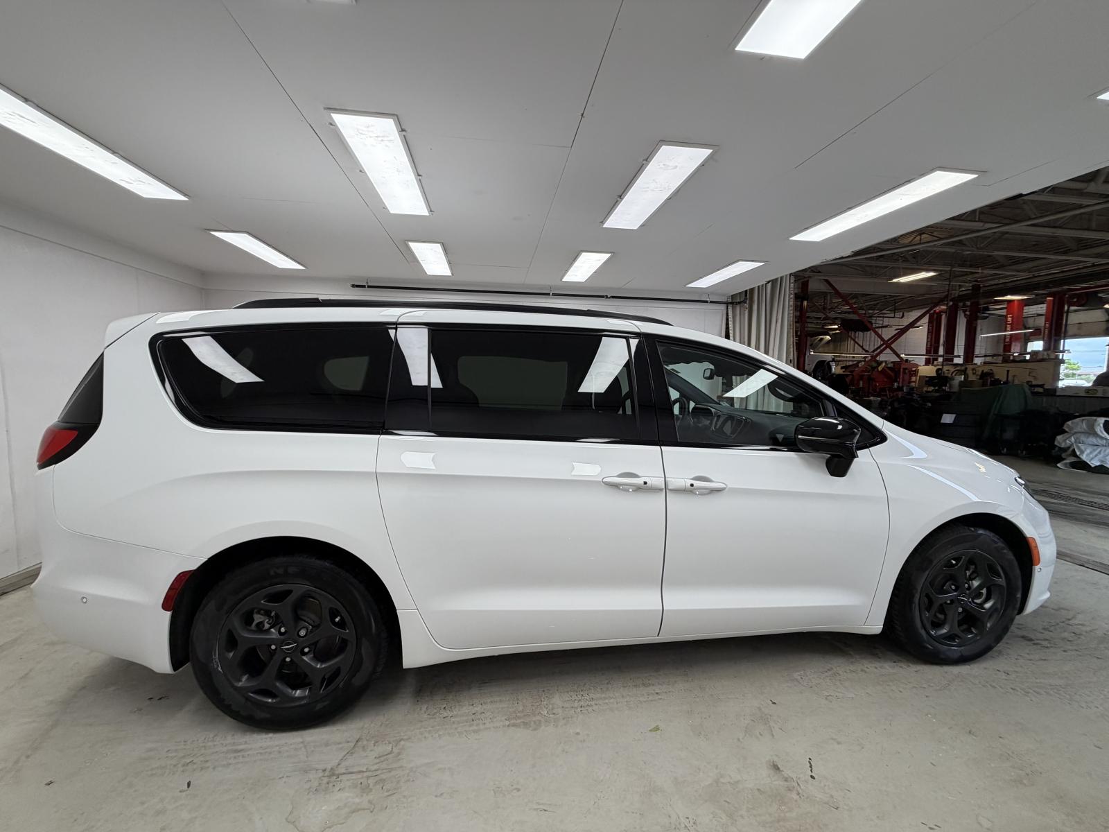 Chrysler Pacifica Select PHEV 2024 — photo 4