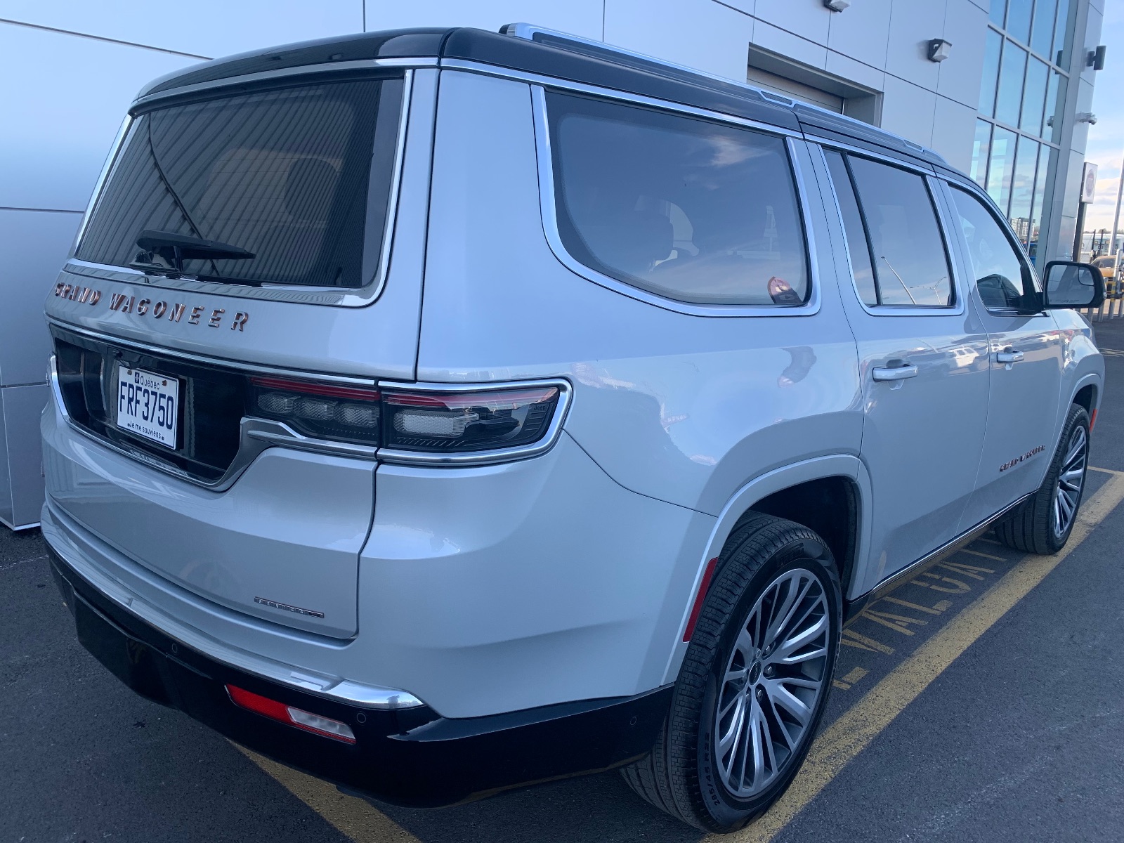 Used 2023 Jeep Grand Wagoneer with 14,697 km for sale at Otogo