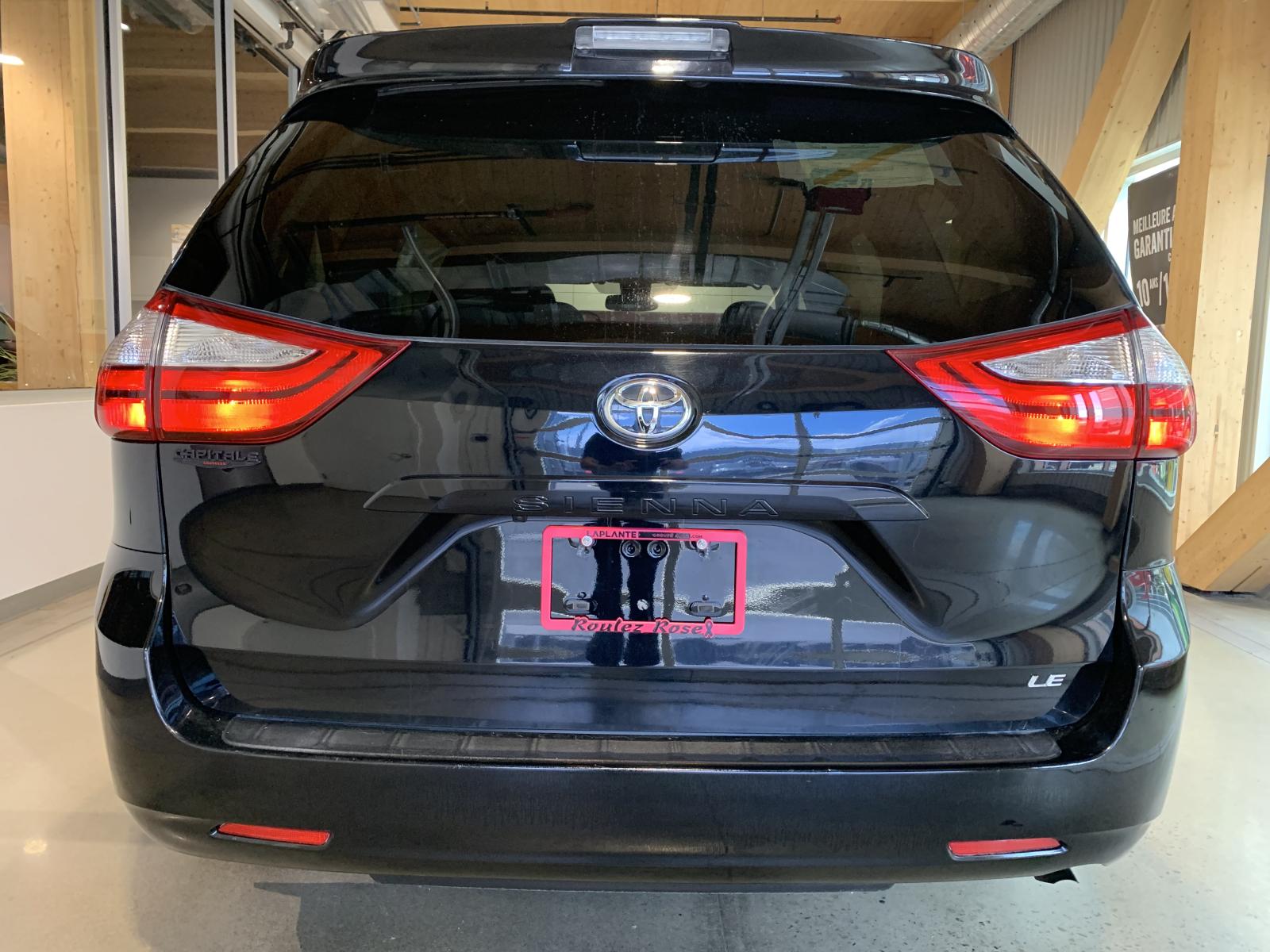 Toyota Sienna LE 2019 — photo 3