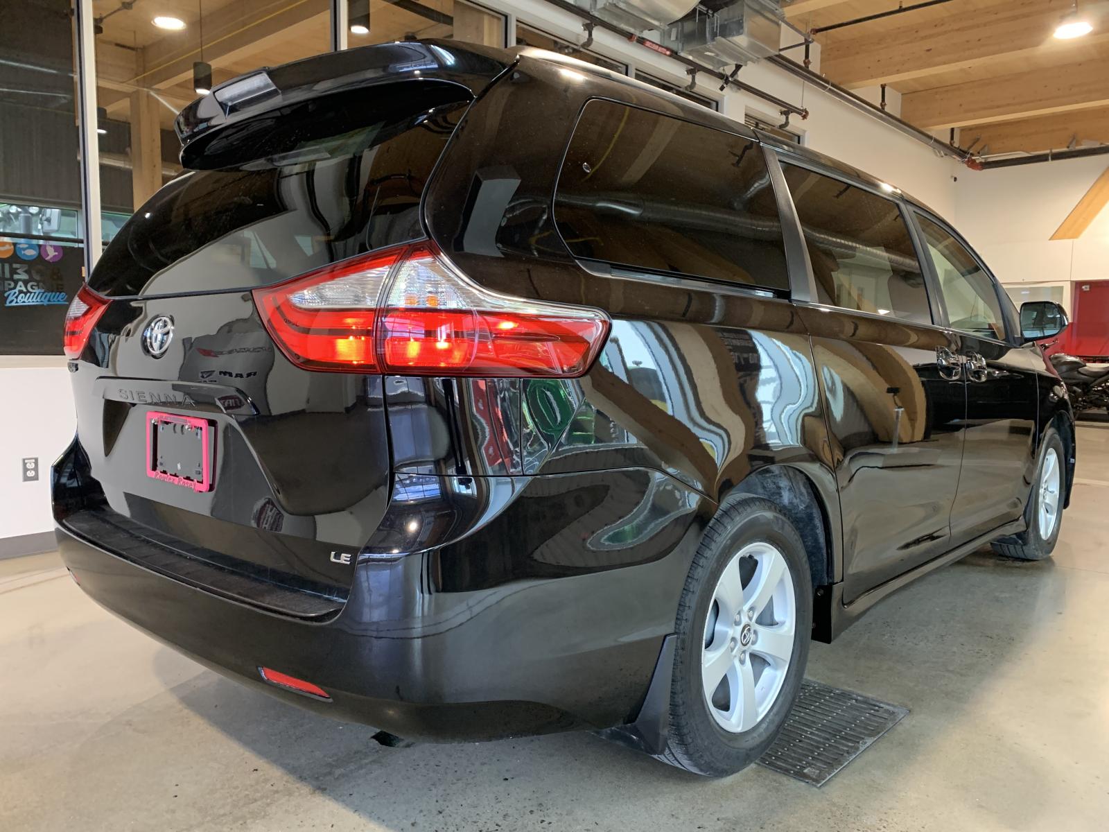 Toyota Sienna LE 2019 — photo 4