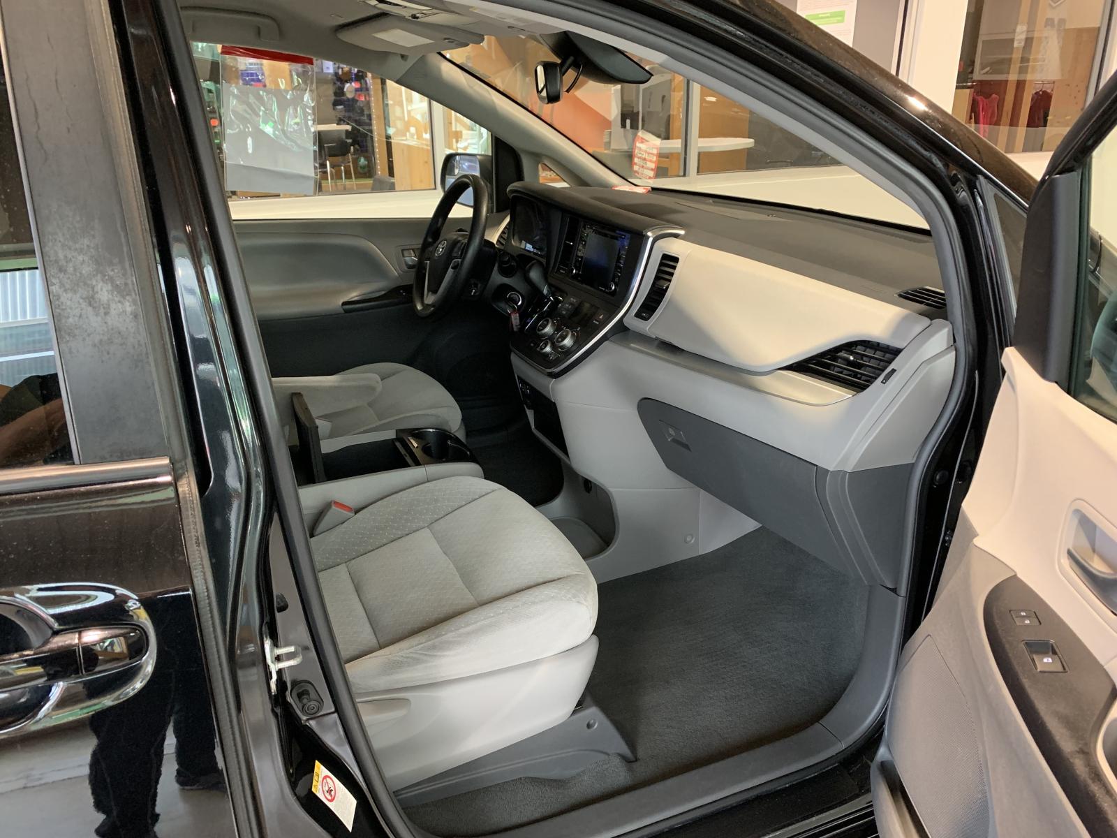 Toyota Sienna LE 2019 — photo 8