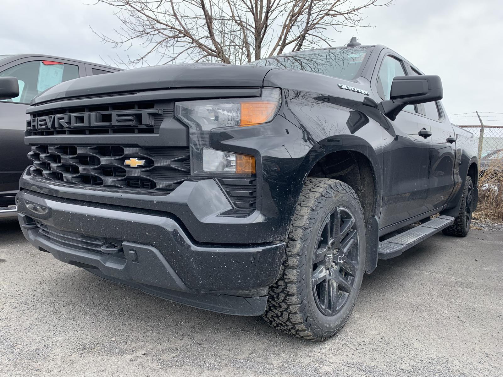 Chevrolet Silverado Custom 2023