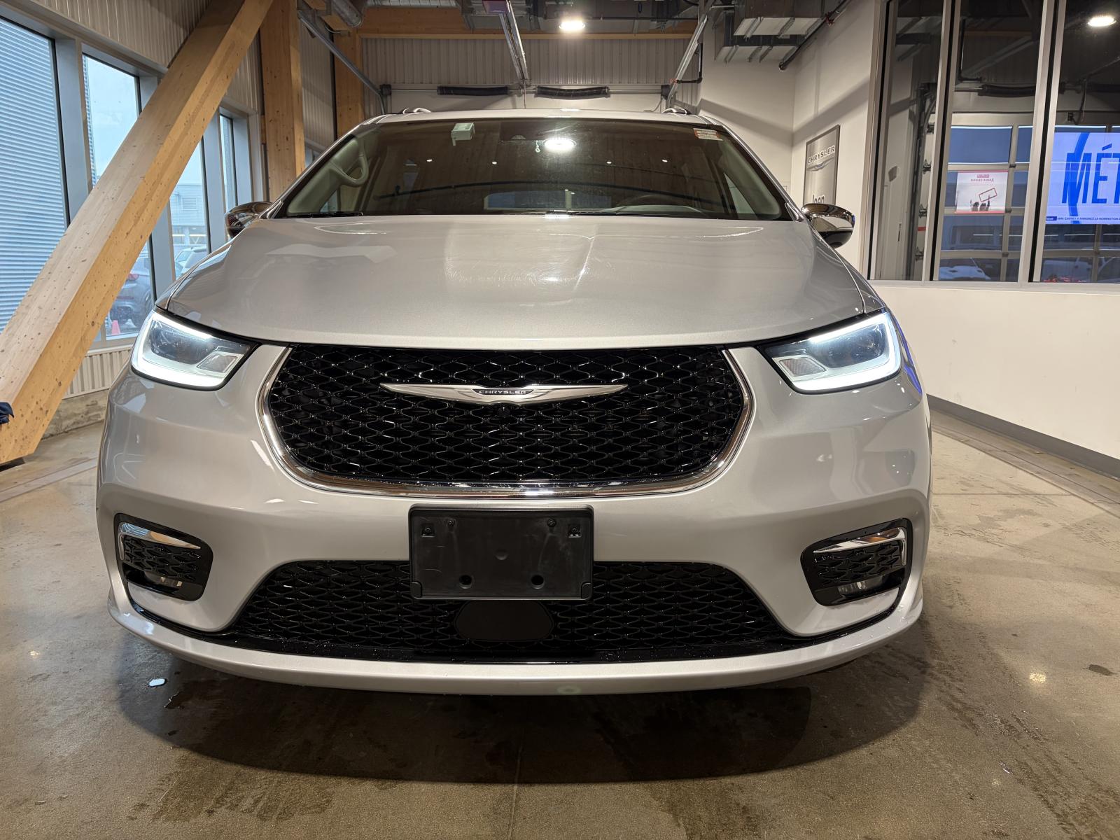 Chrysler Pacifica Limited 2023 — photo 2