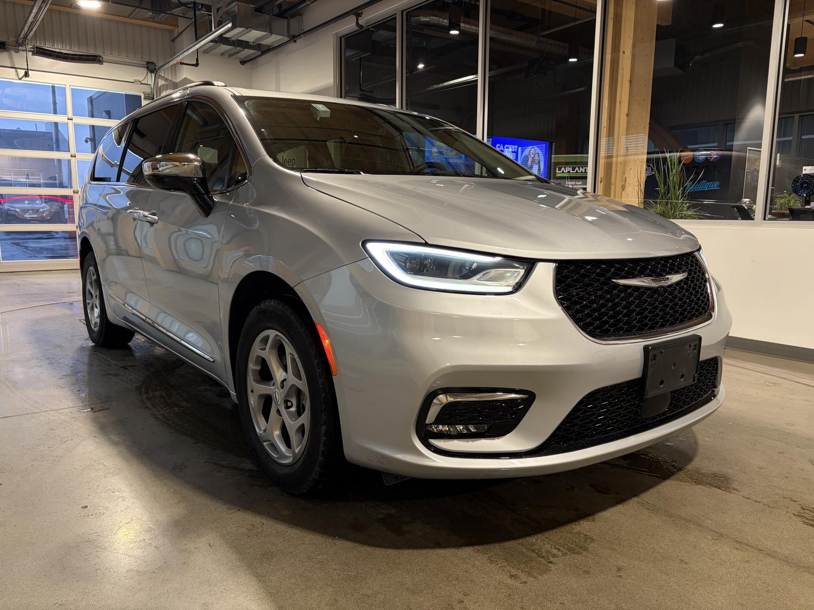 Chrysler Pacifica Limited 2023 — photo 3