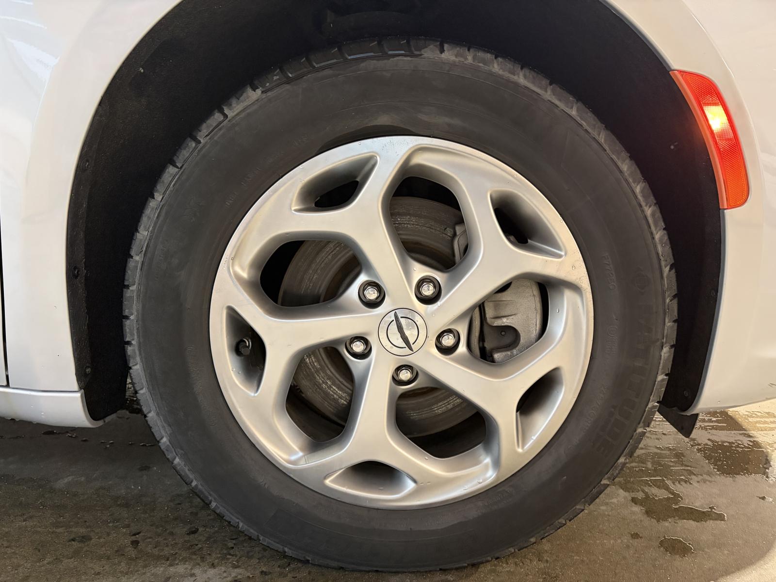 Chrysler Pacifica Limited 2023 — photo 4