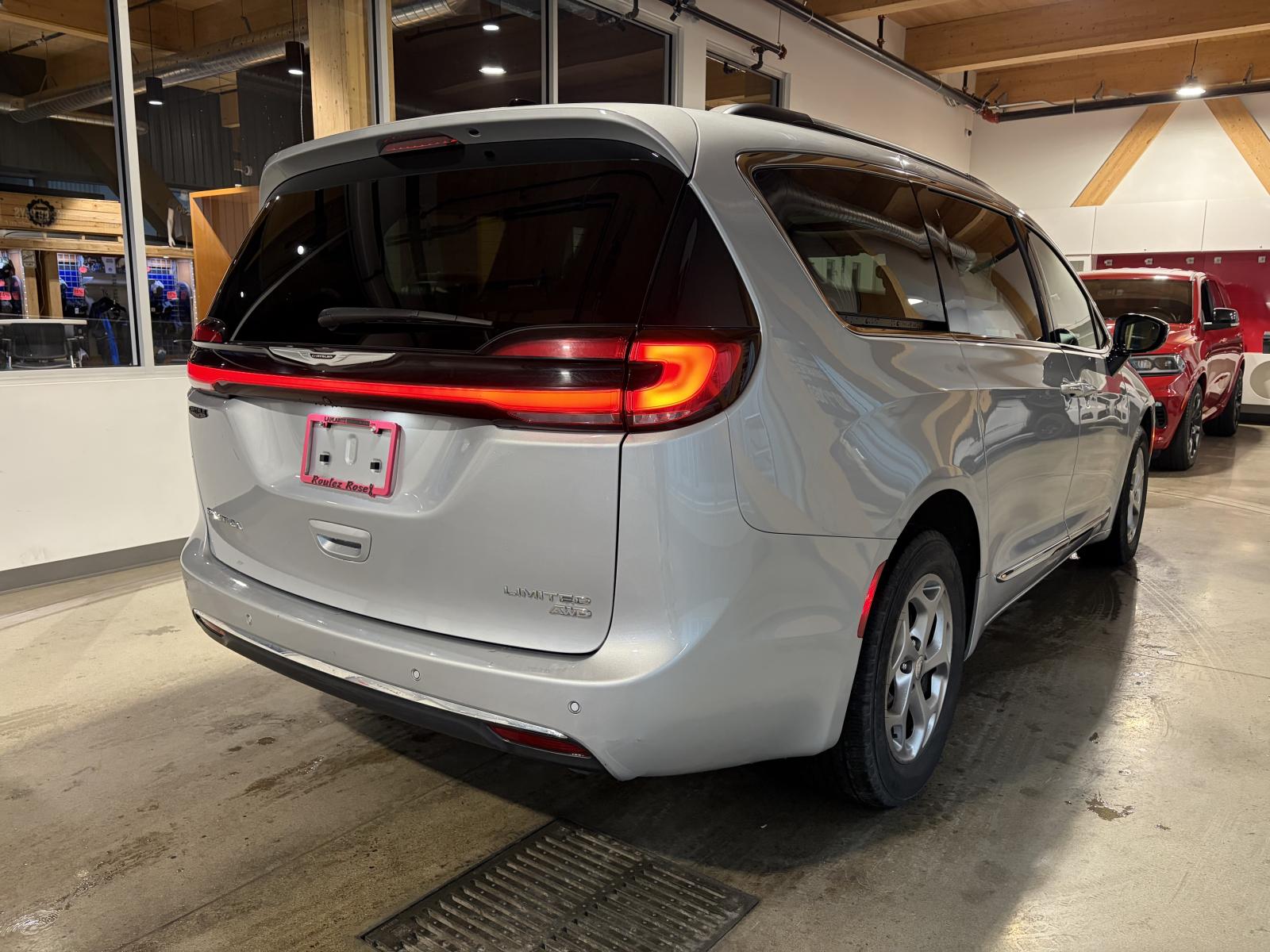 Chrysler Pacifica Limited 2023 — photo 5