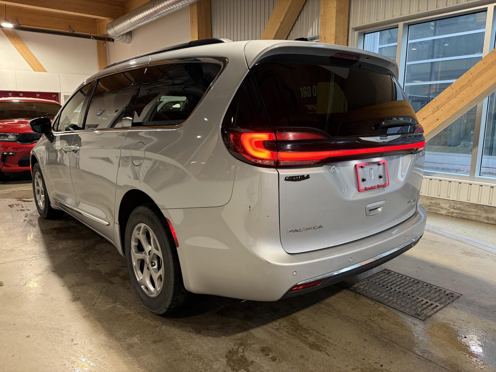 Chrysler Pacifica Limited 2023 — photo 7