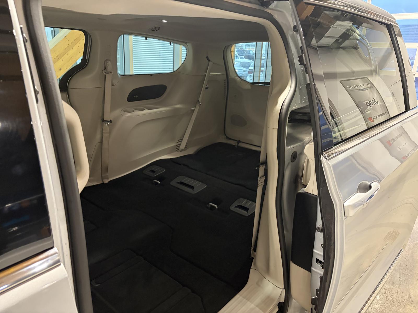 Chrysler Pacifica Limited 2023 — photo 8