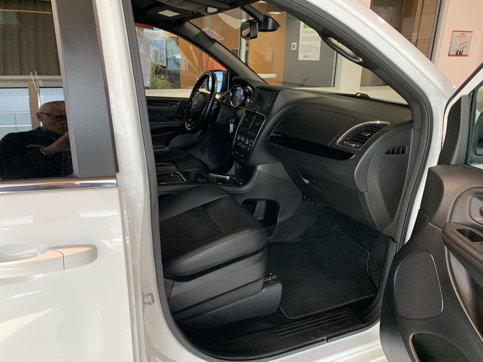 Dodge Grand Caravan Premium Plus 2020 — photo 8