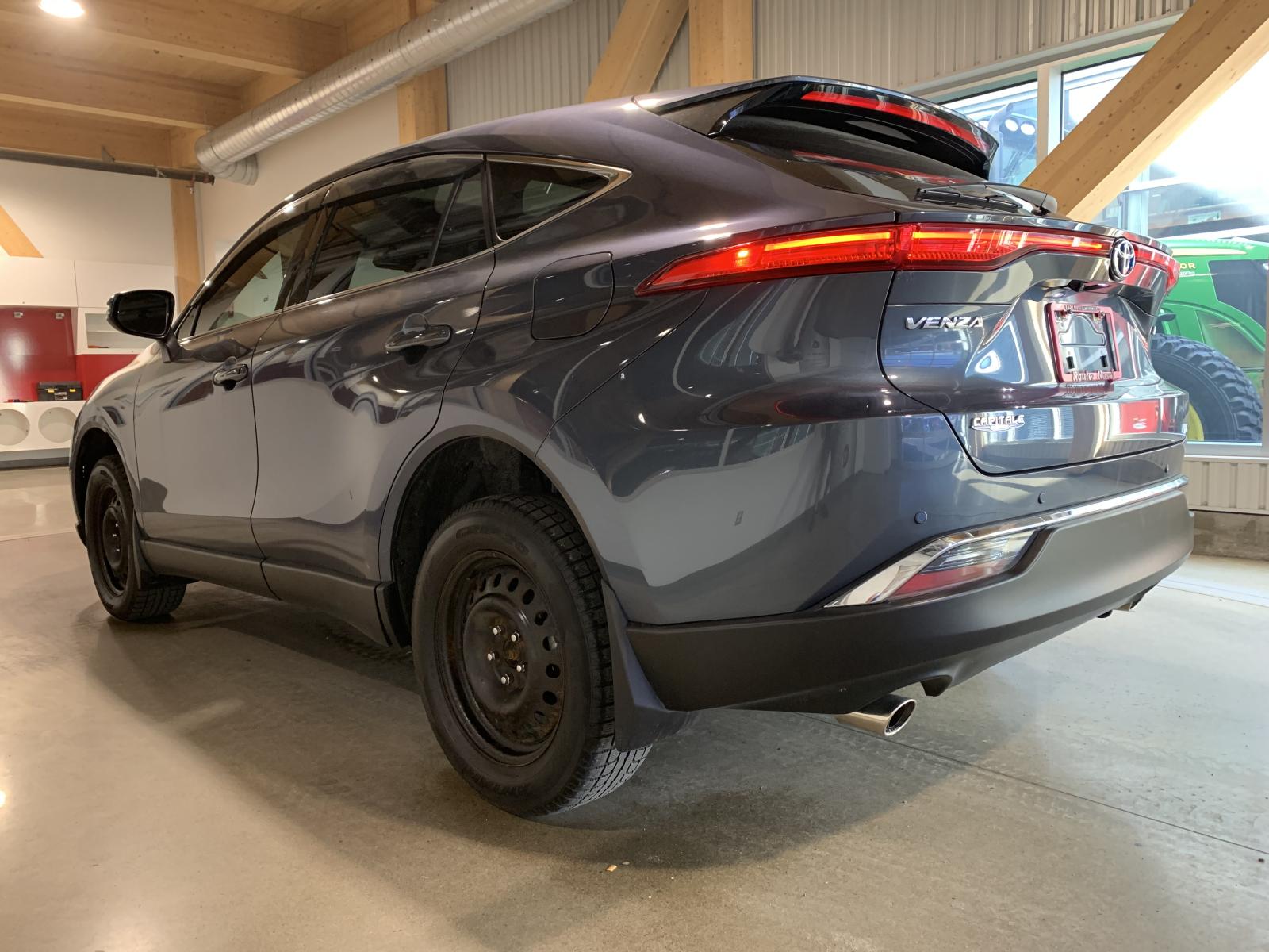Toyota Venza Limited 2024 — photo 2
