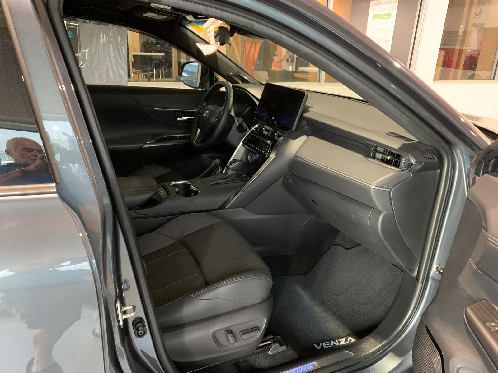 Toyota Venza Limited 2024 — photo 7