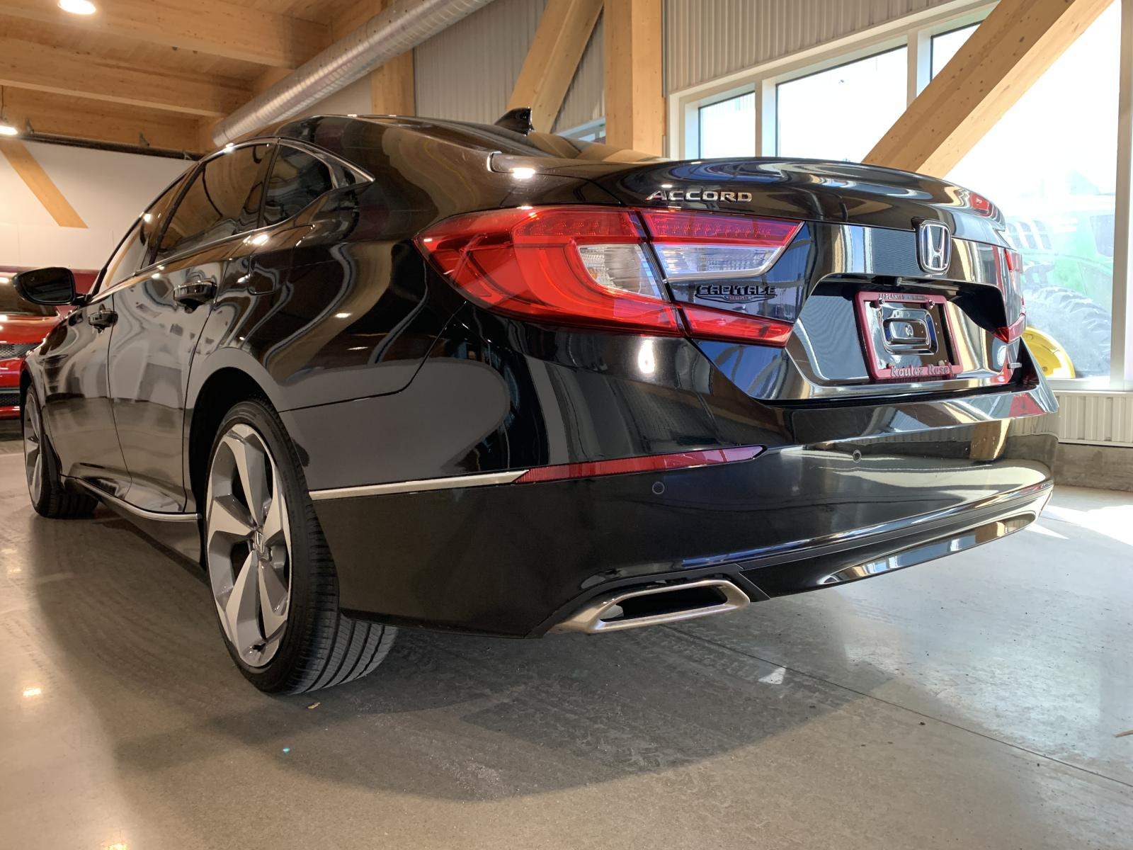 Honda Accord Touring 2018 — photo 2