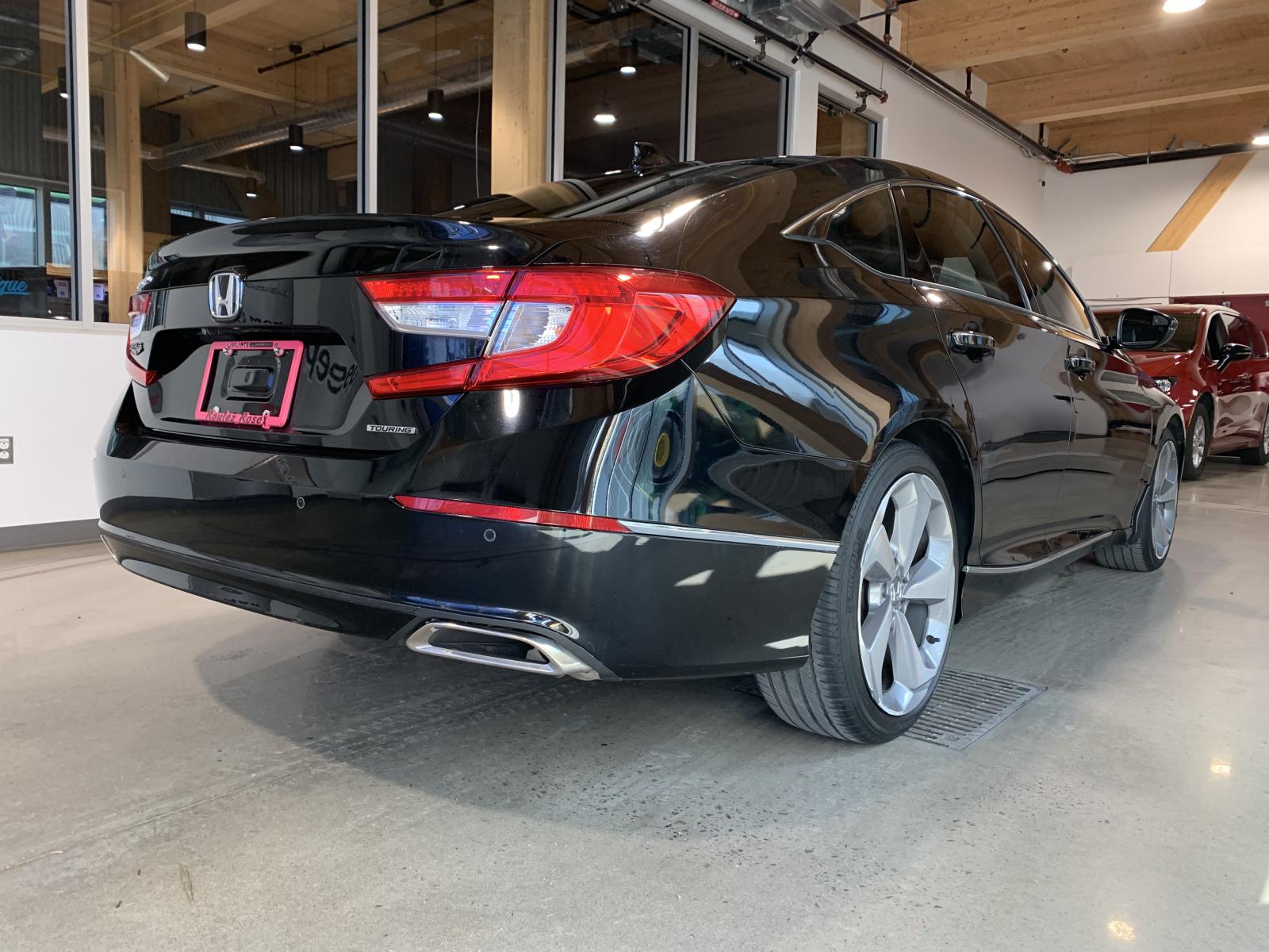 Honda Accord Touring 2018 — photo 3