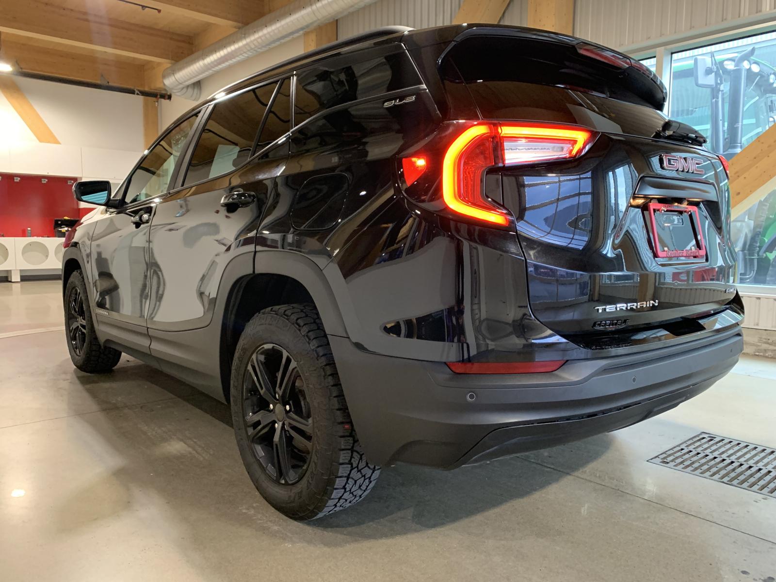 GMC Terrain SLE 2022 — photo 2