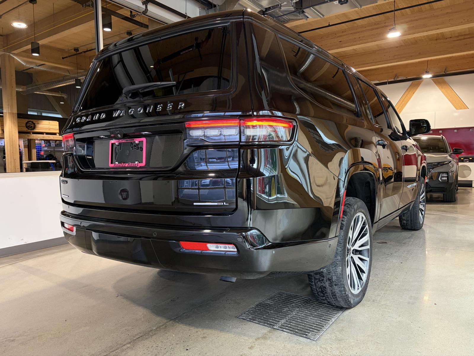 Jeep Grand Wagoneer L Series III 2023 — photo 6
