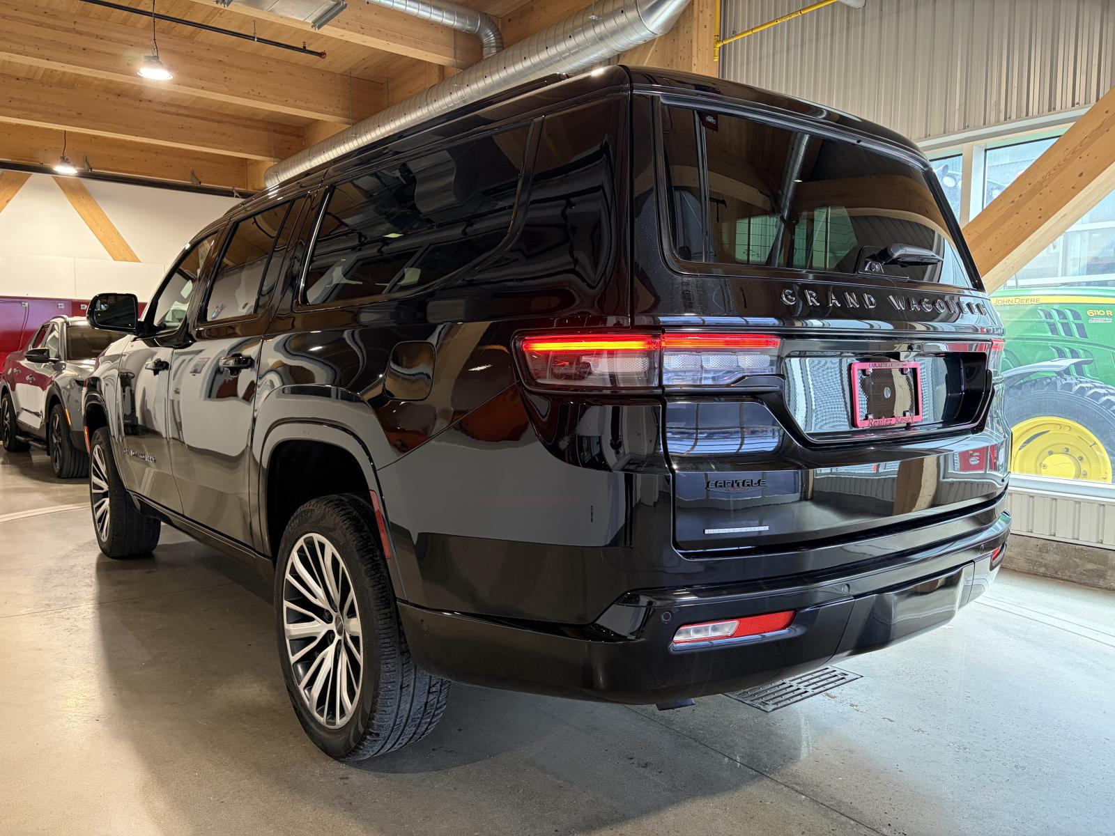 Jeep Grand Wagoneer L Series III 2023 — photo 8