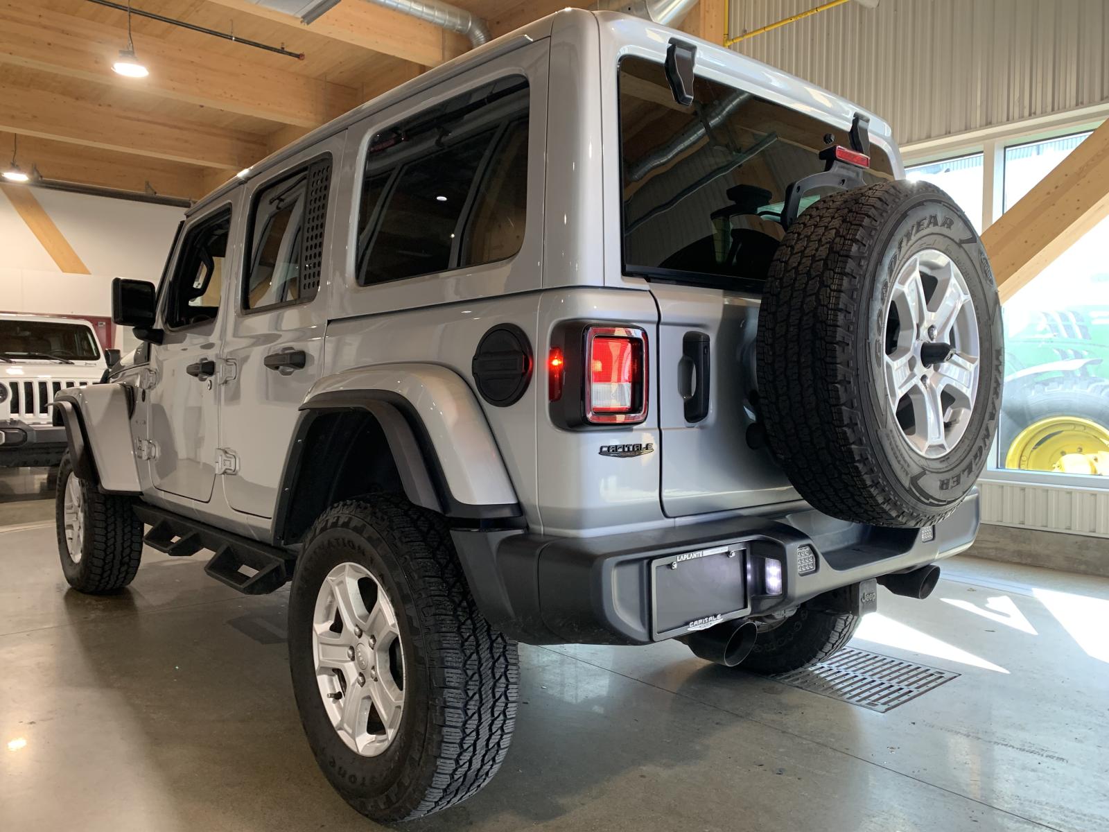Jeep Wrangler Sahara 2023 — photo 2
