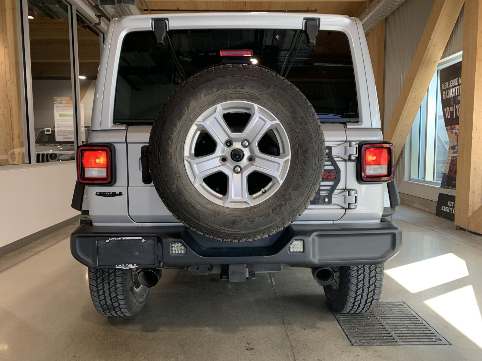 Jeep Wrangler Sahara 2023 — photo 3