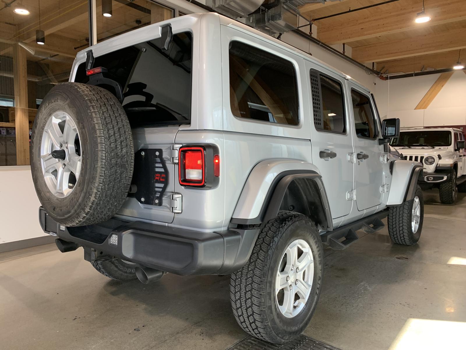 Jeep Wrangler Sahara 2023 — photo 4