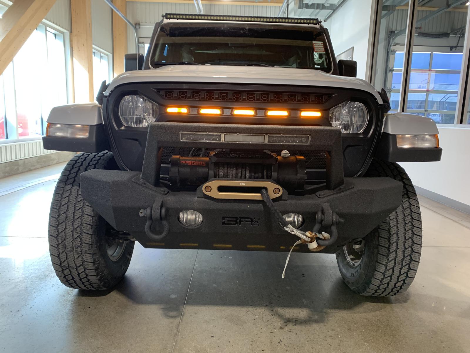 Jeep Wrangler Sahara 2023 — photo 6