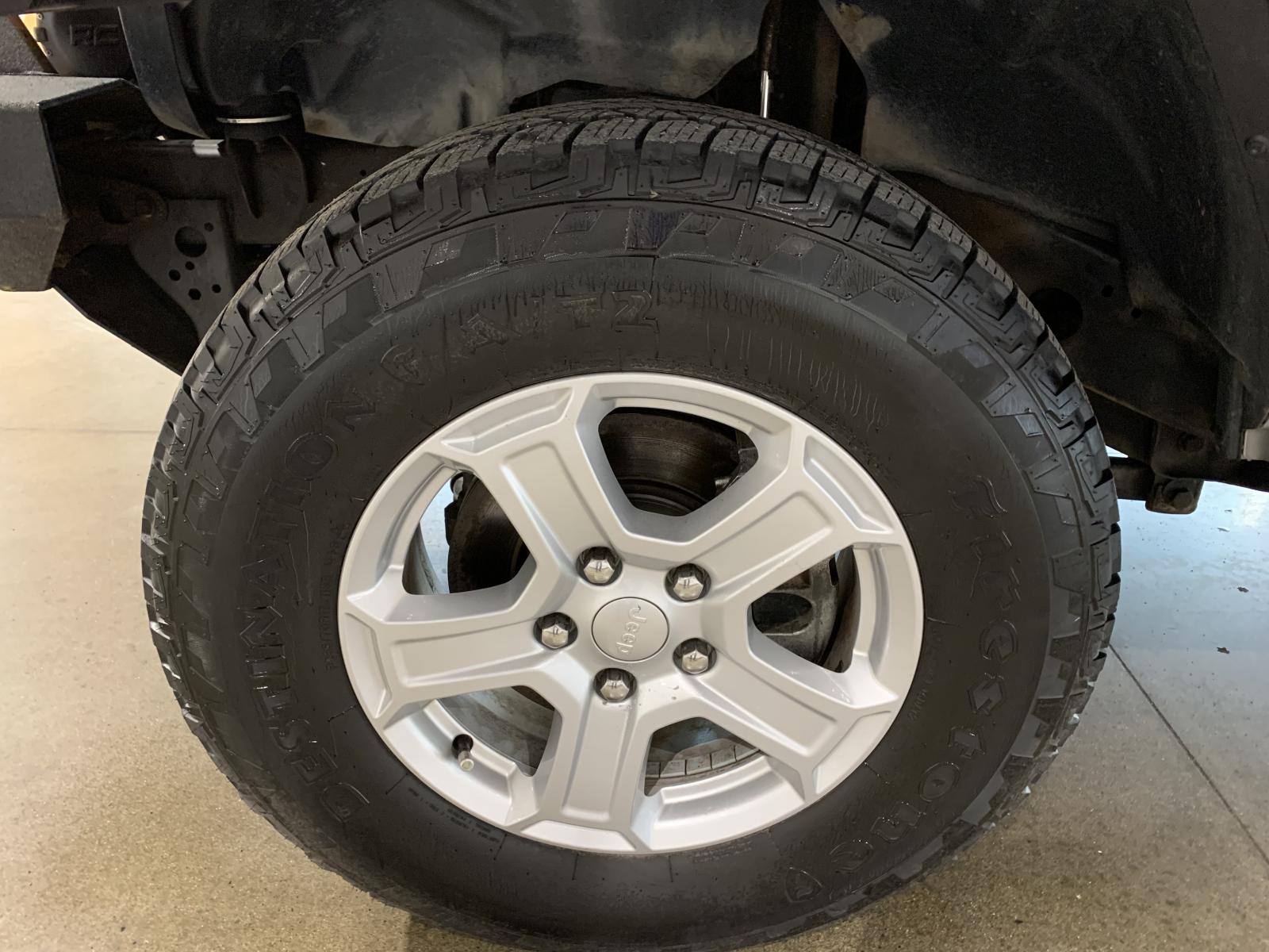 Jeep Wrangler Sahara 2023 — photo 7