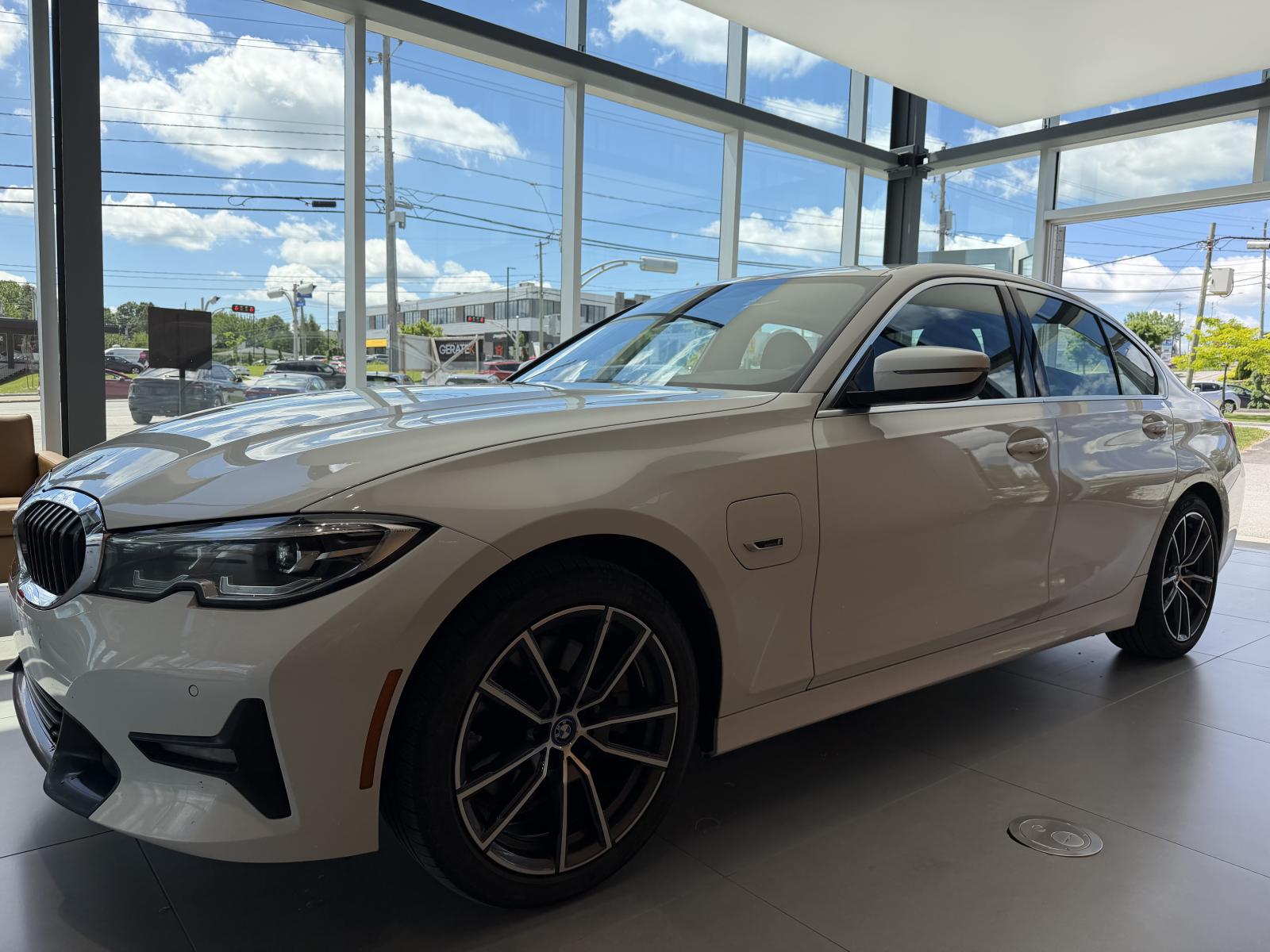 BMW 3-Series 330e xDrive 2022 — photo 3