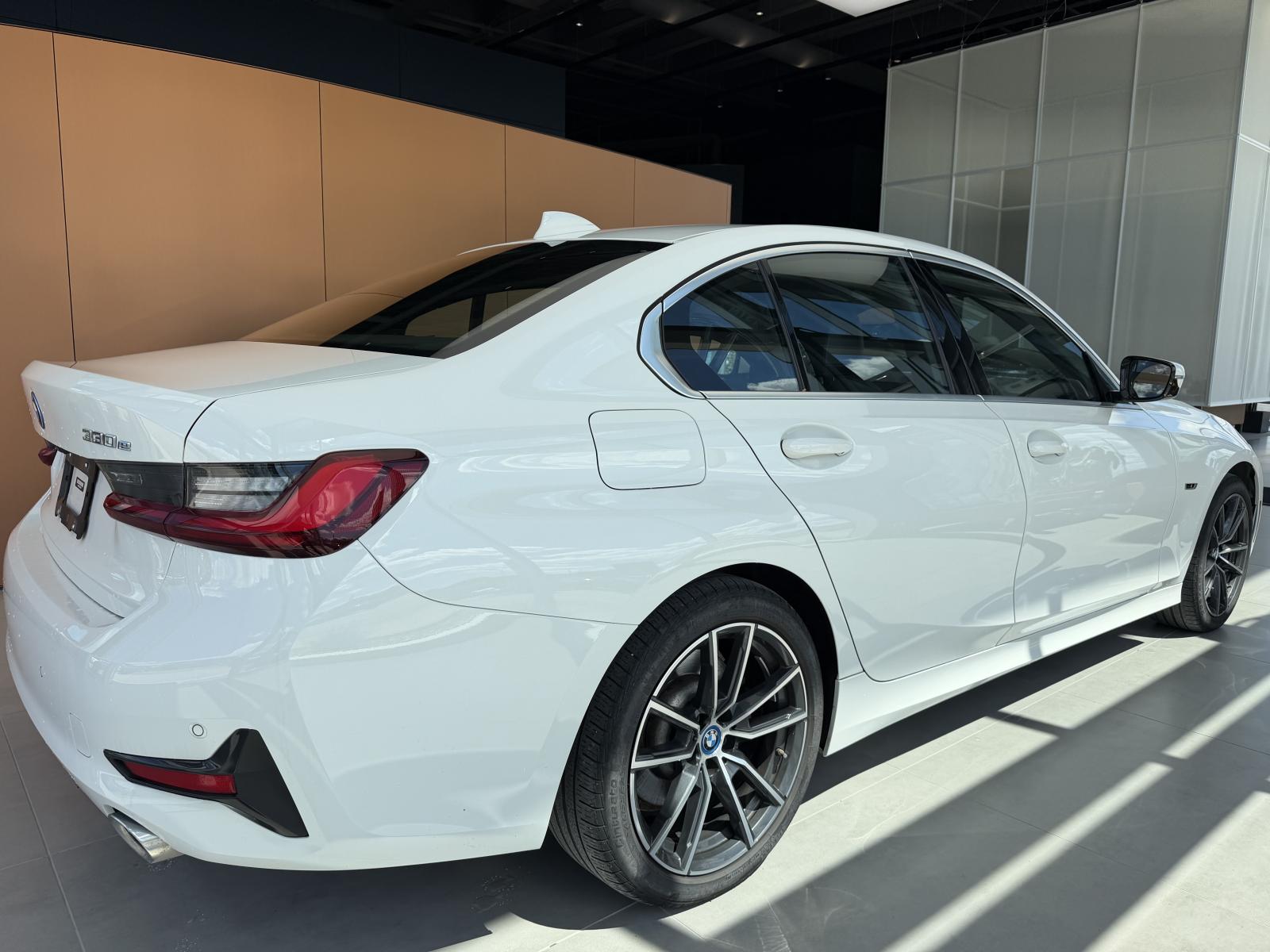 BMW 3-Series 330e xDrive 2022 — photo 6