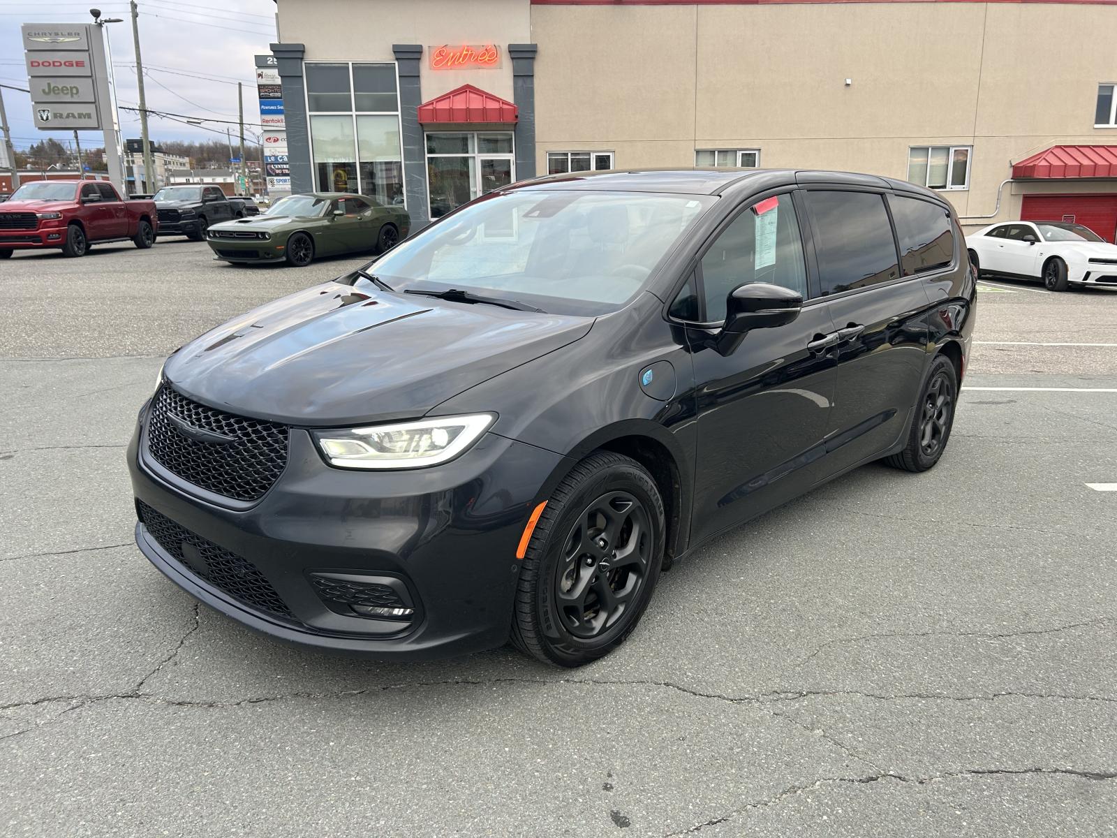 2023 Chrysler Pacifica Hybrid Limited FWD