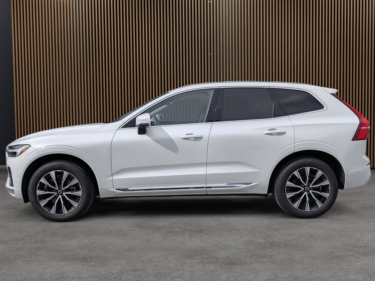 Image 2 Volvo XC60 Plus B6 2023