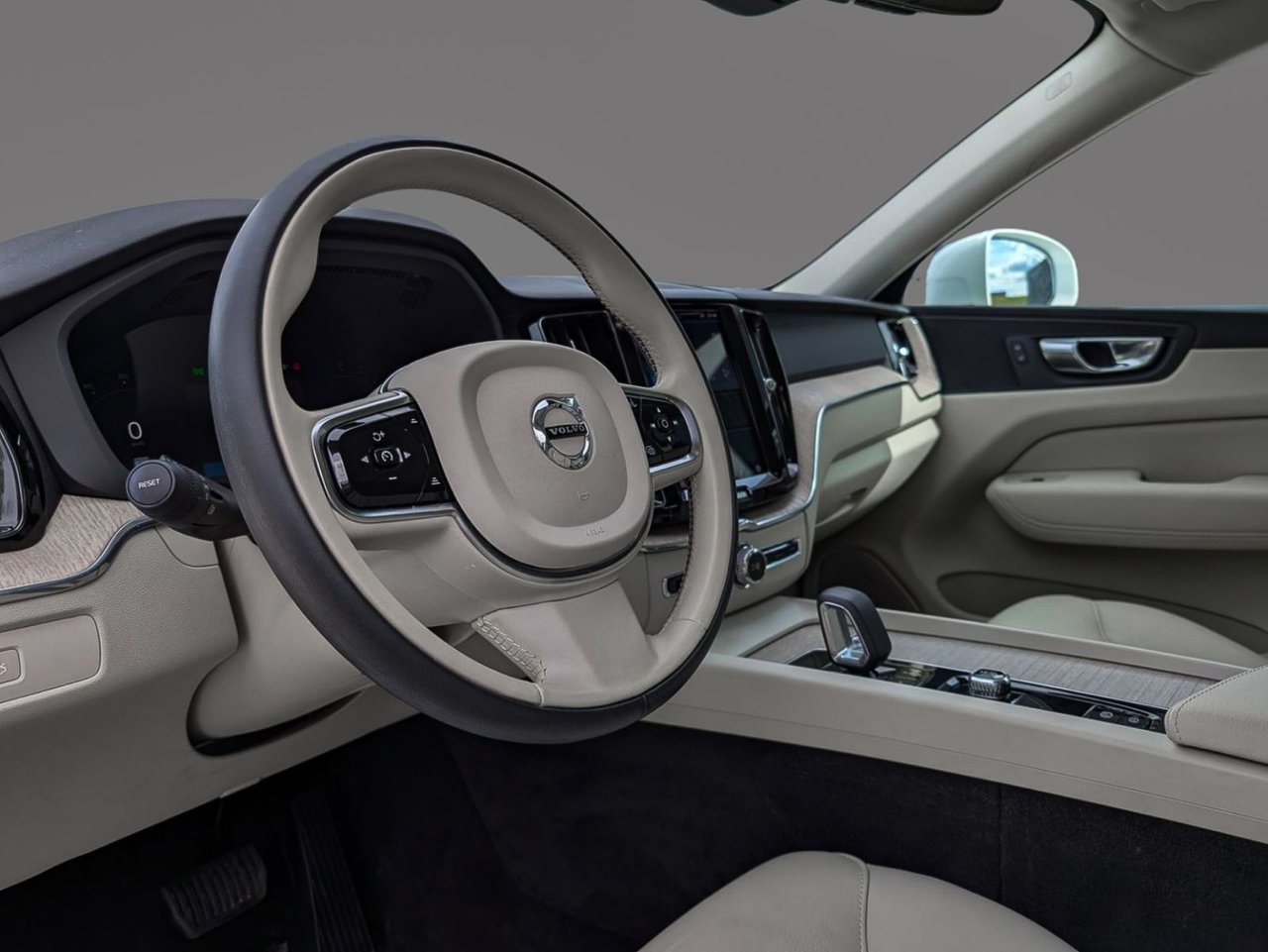 Image 8 Volvo XC60 Plus B6 2023