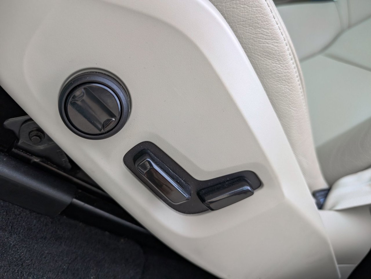 Image 10 Volvo XC60 Plus B6 2023