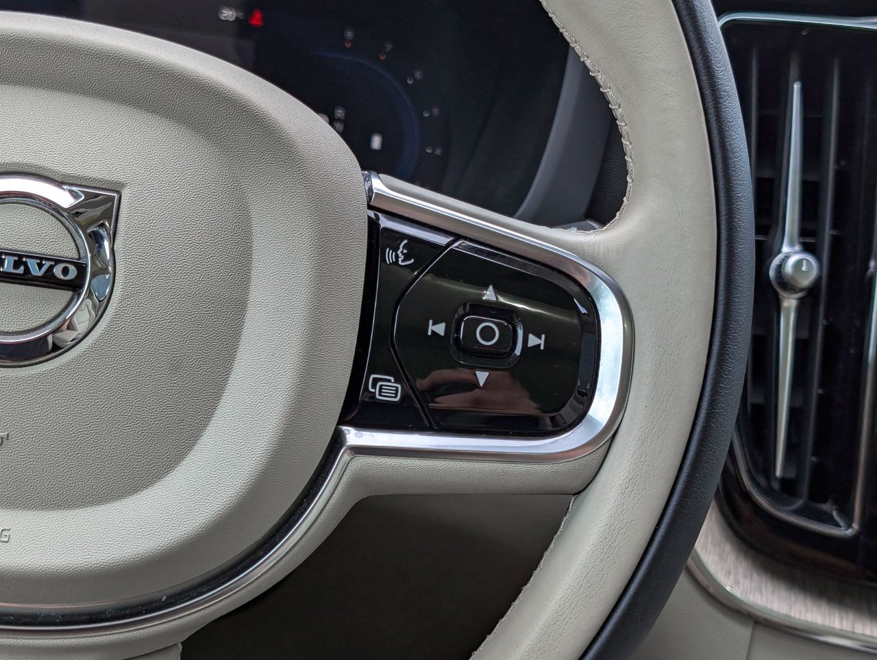 Image 22 Volvo XC60 Plus B6 2023