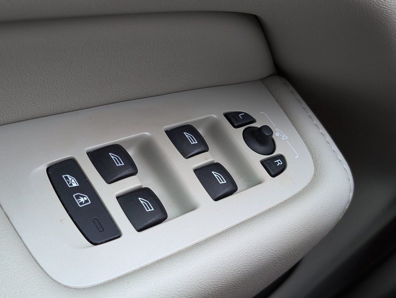 Image 25 Volvo XC60 Plus B6 2023