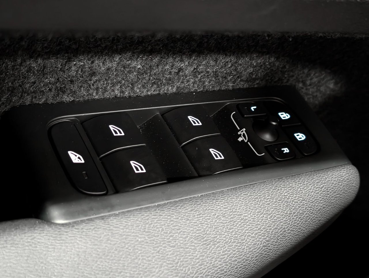 Image 23 Volvo XC40 B5 - Plus 2025