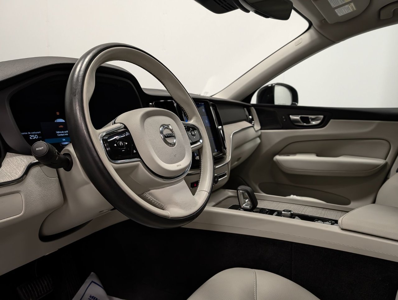 Image 8 Volvo XC60 Plus Dark B6 2023