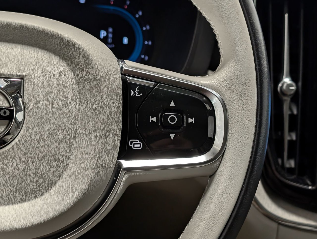 Image 21 Volvo XC60 Plus Dark B6 2023