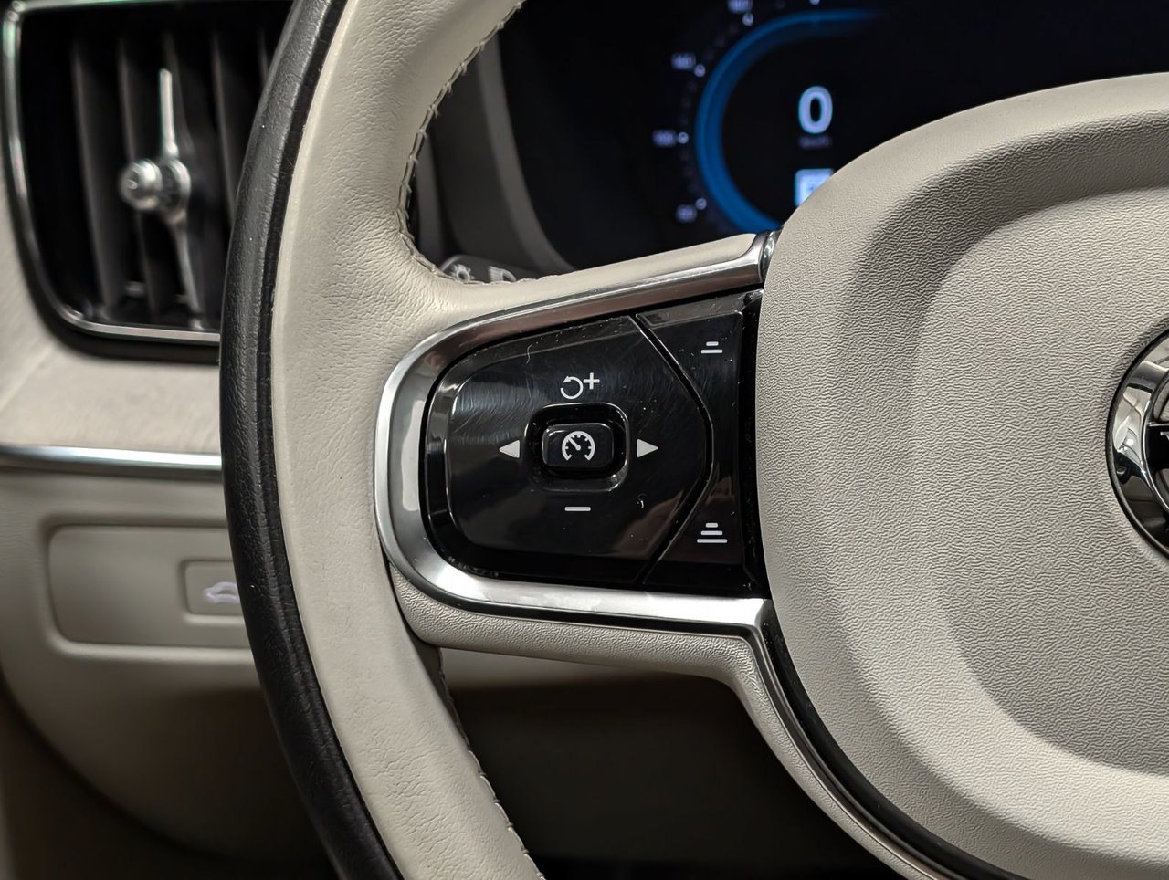 Image 22 Volvo XC60 Plus Dark B6 2023