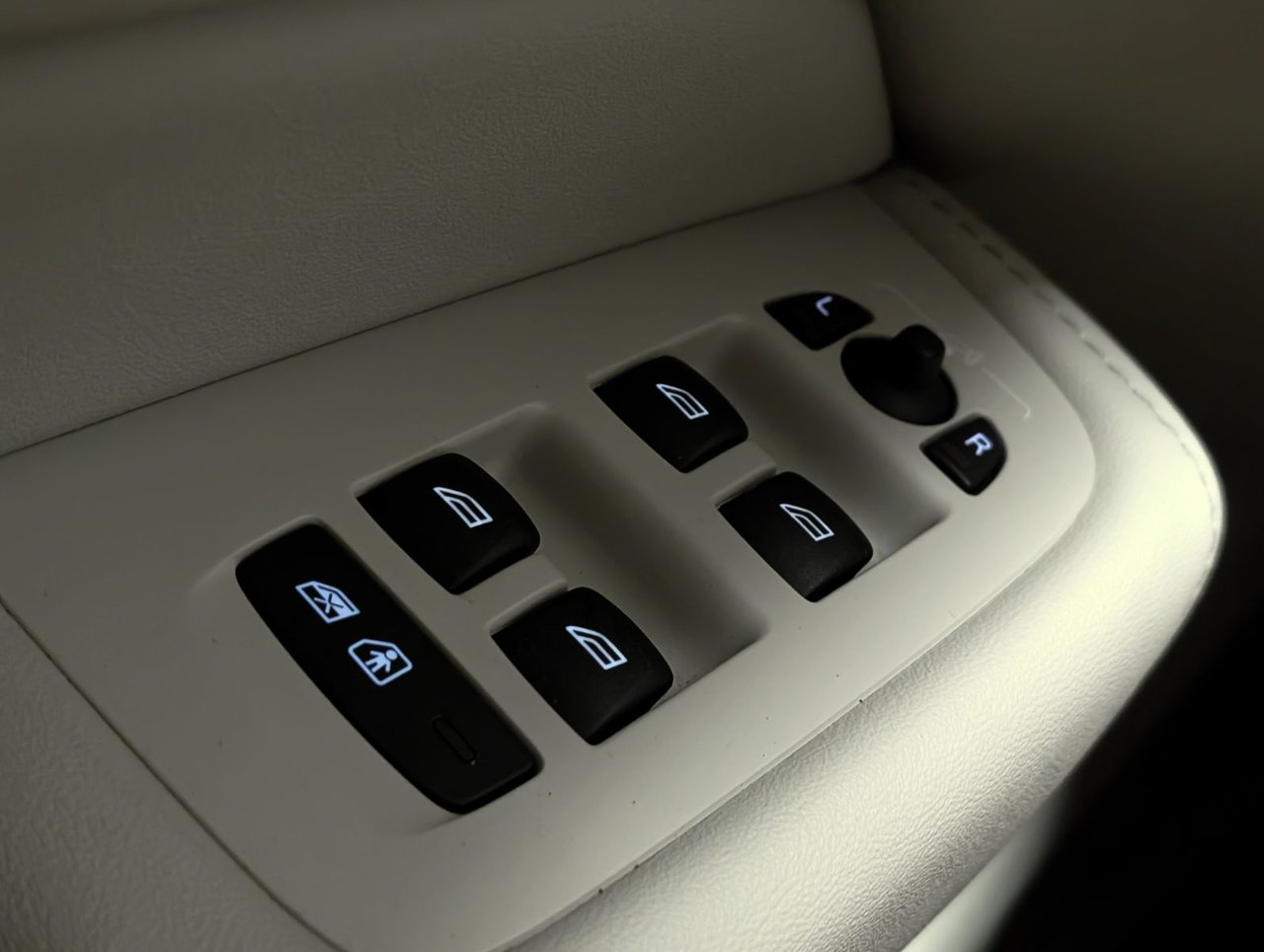 Image 23 Volvo XC60 Plus Dark B6 2023