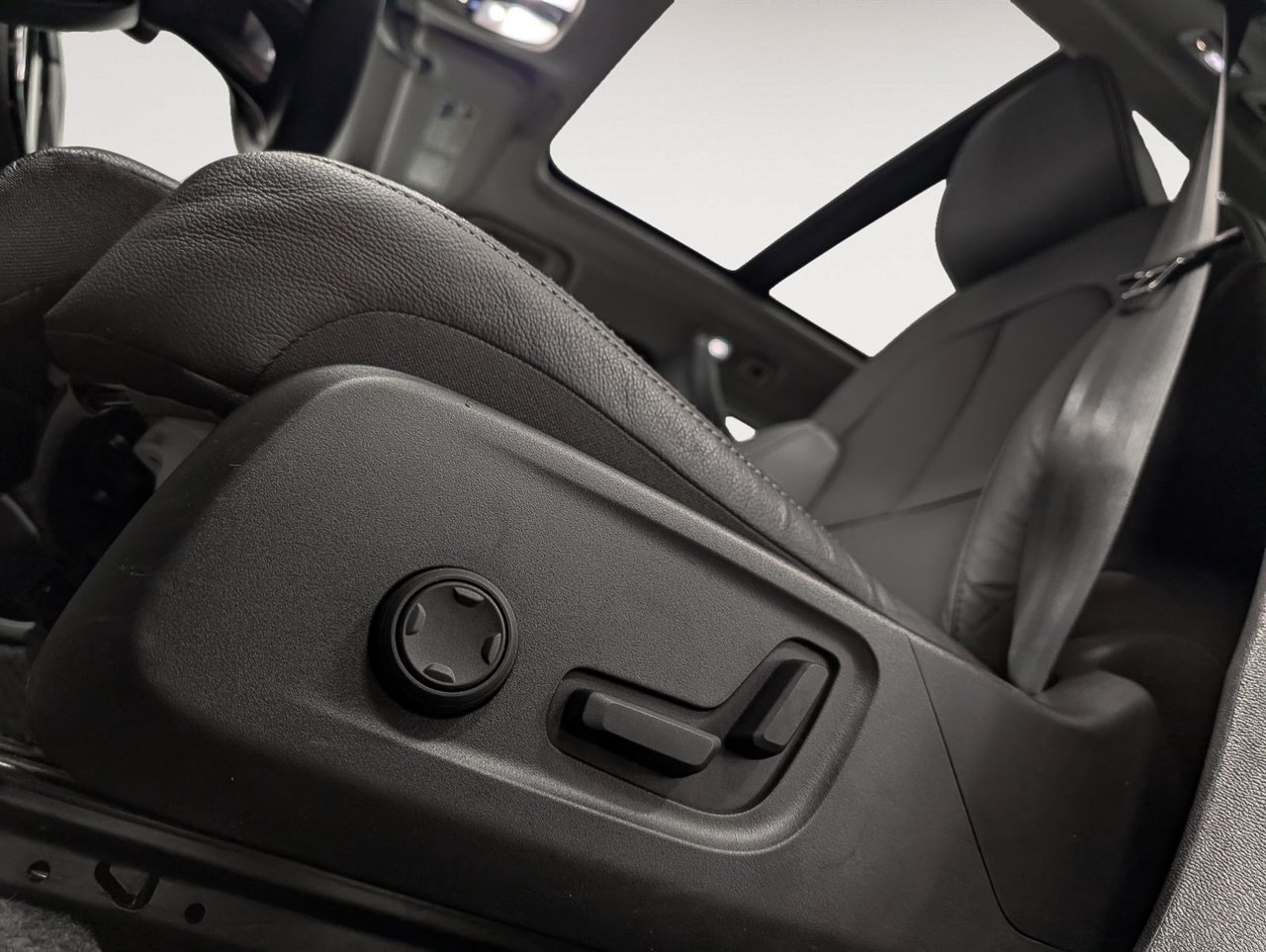 Image 8 Volvo XC40 B5 - Plus 2025