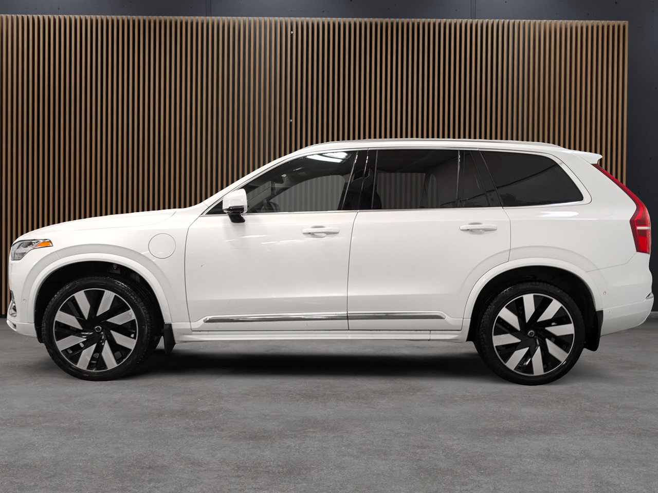 Image 2 Volvo XC90 T8 AWD Ultra Bright Theme 7-Seater 2025