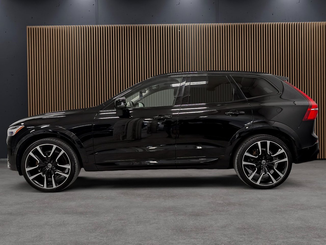 Volvo XC60 Ultimate Dark B6 2023 — photo 2