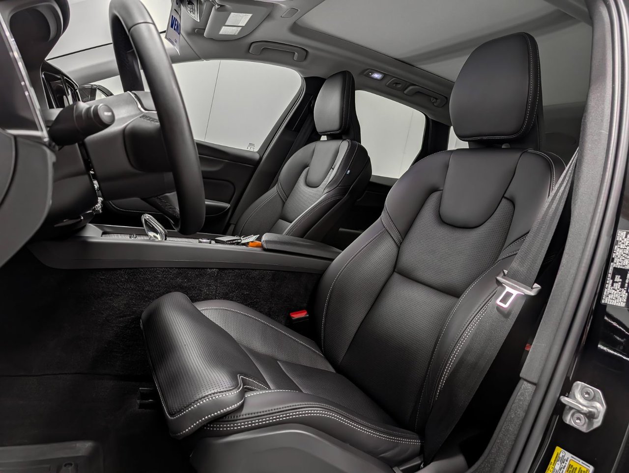 Volvo XC60 Ultimate Dark B6 2023 — photo 8