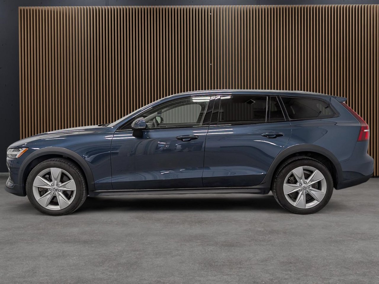 Volvo V60 Cross Country B5 - CC Core 2024 — photo 2